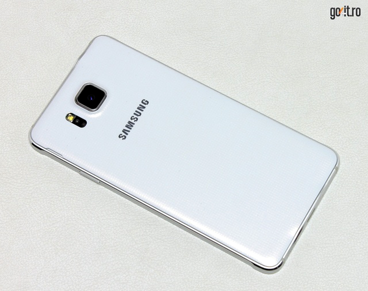 Samsung Galaxy Alpha: capacul posterior, camera foto şi senzorul pentru puls