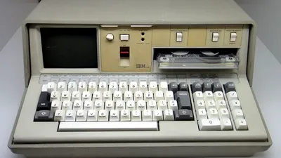 Primul computer portabil al IBM, lansat în 1975, arată cât de departe a ajuns tehnologia azi: „Cântăreşte doar 23 de Kg”