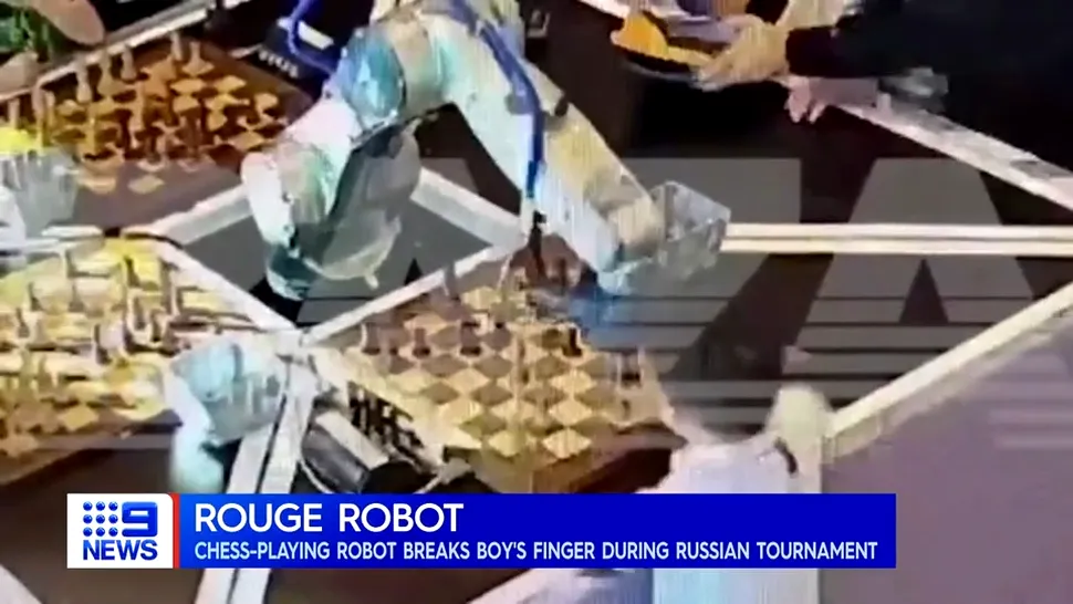 Un robot i-a rupt degetul adversarului uman de 7 ani într-un meci de șah. VIDEO