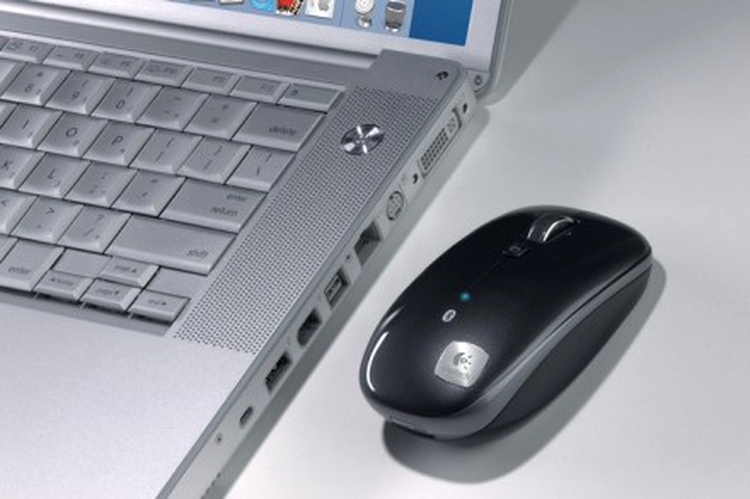 Logitech M555b se conectează uşor la un portabil cu modul Bluetooth