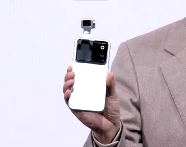 Honor lansează oficial Robot Phone, telefonul dotat cu un gimbal în loc de cameră. Prețuri în China de la 1.300 de euro