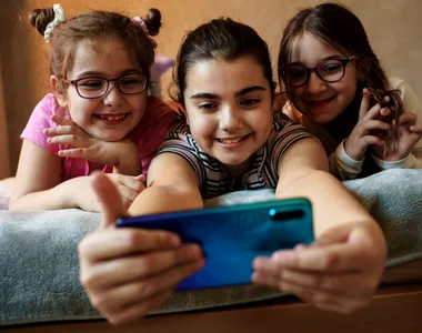 Proiect de lege în România: telefoanele mobile interzise elevilor, atât în timpul orelor, cât și în pauze