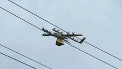 O dronă care livra mâncare s-a prins în cabluri de înaltă tensiune, lăsând o comunitate fără curent electric