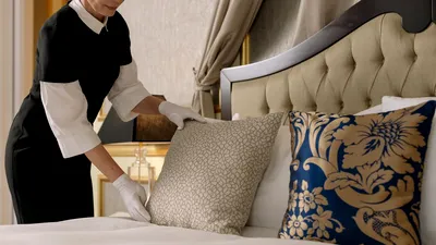 Poliția spaniolă a arestat un hacker care rezerva camere de lux cu un cent. Cum a reușit?