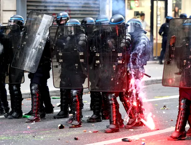 Autoritățile din Franța a luat în calcul blocarea rețelelor de socializare și a accesului la Internetul mobil pe fondul protestelor din țară