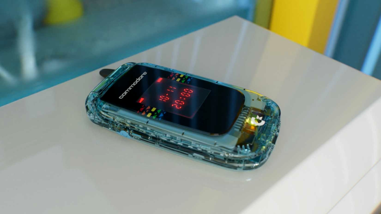 telefon cu clapeta lansat de commodore