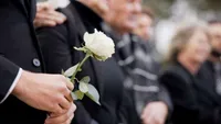 BANCUL ZILEI. Preotul din cimitir: – Vrea cineva să spună ceva? BULĂ: - Vând...