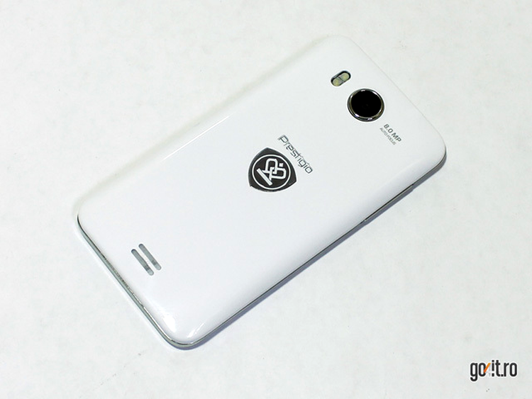 Prestigio MultiPhone 5400 DUO - capacul din plastic alb-lucios