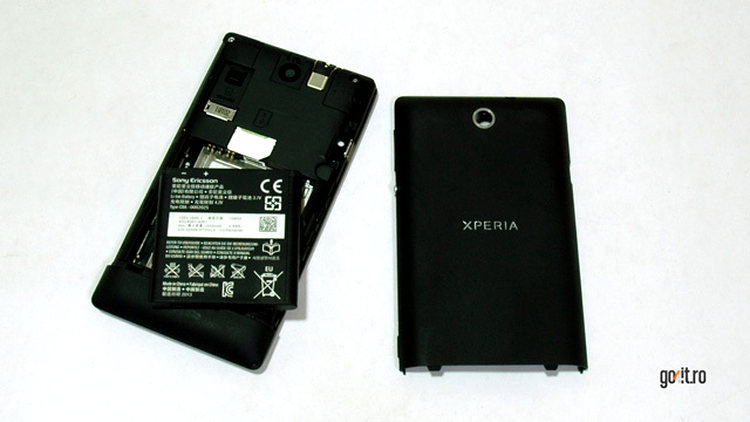 Sony Xperia E - ce se află sub capacul detaşabil