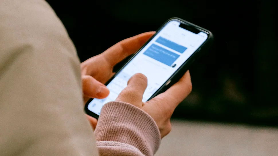 Escrocherie prin SMS în numele unei firme de curierat, organizată de doi bărbați