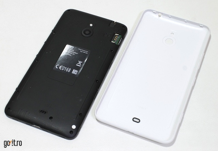 Nokia Lumia 1320: capacul detaşabil nu ascunde prea multe