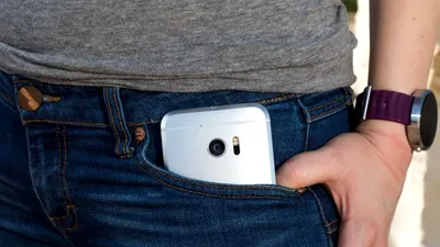 Autor: Smartphone-ul ţinut în buzunarul din faţă de la pantaloni nu creează probleme