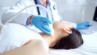 Un semn la nivelul gâtului poate ascunde mai mult decât o problemă cu tiroida. Ce avertizează medicii