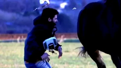 VIDEO: Momentul când un pilot de dronă este lovit de un cal în galop