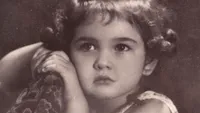 O recunoști? Este cea mai iubită cântăreață din Epoca de Aur și a fascinat publicul încă de la prima apariție pe scenă