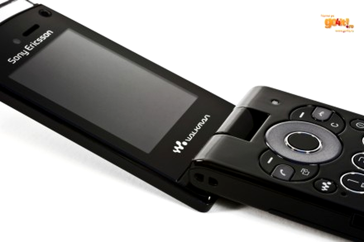 Sony Ericsson W980 - mecanismul de deschidere al clapetei