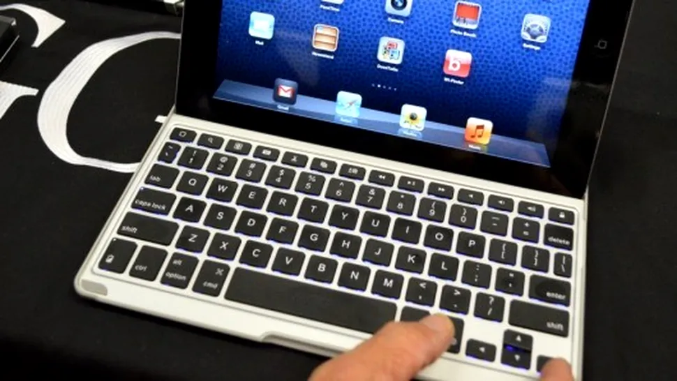 iPad Pro, un hibrid între laptop şi tabletă ce va concura portabilele cu sistem Windows 8