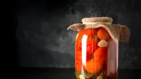 Zeama de la murături este tulbure? Nu te grăbi să arunci borcanul. Ce înseamnă, de fapt, și când trebuie să te îngrijorezi