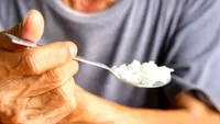 Alimente care intensifică simptomele bolii Parkinson. Ce să eviți complet!