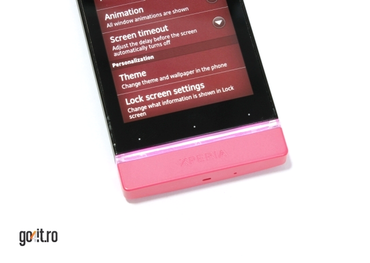 Sony Xperia U cu capacul roz şi tema asortată