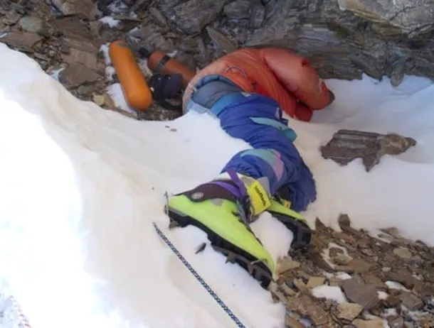 Misterul „Green Boots”, rezolvat în sfârșit? India vrea să aducă acasă alpinistul înghețat de pe Everest