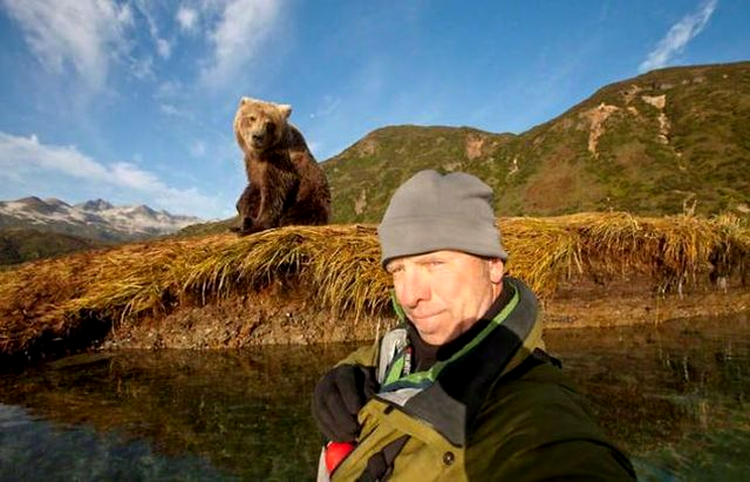 În urmă cu trei ani U.S. Forest Service le-a cerut oamenilor să evite să îşi facă selfie-uri cu urşi sălbarici