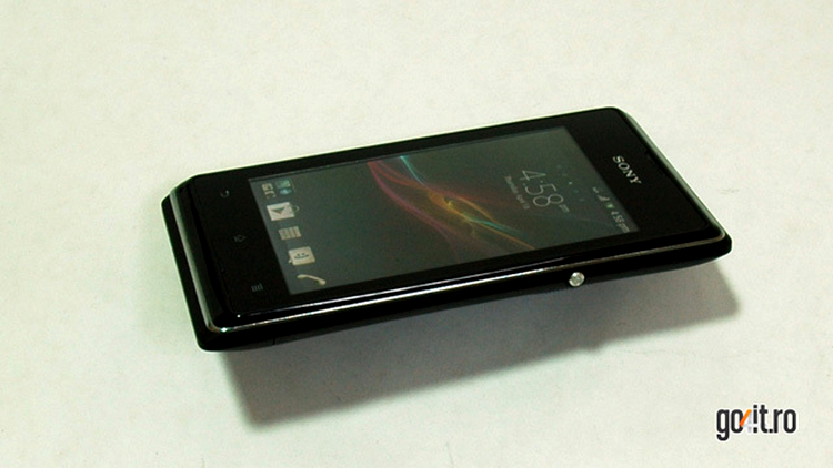 Sony Xperia E  - butonul Lock cu formă proeminentă