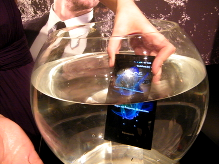 Panasonic Eluga - smartphone rezistent la apă