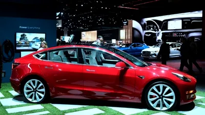 Atraşi cu dotări extra gratuite şi apoi abandonaţi? Producătorul Tesla face un downgrade vehiculelor Model 3 entry-level