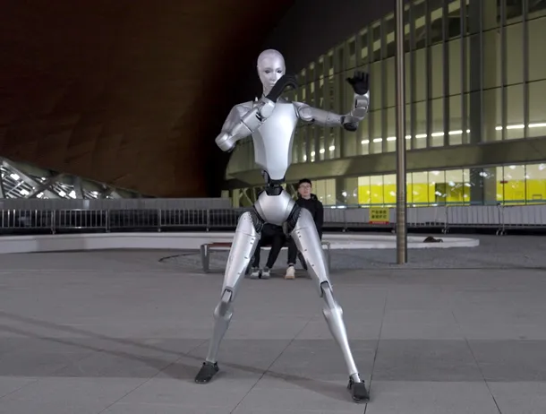 Premieră în România: Un robot umanoid și un câine-robot au fost asigurați pentru peste 141.000 de euro
