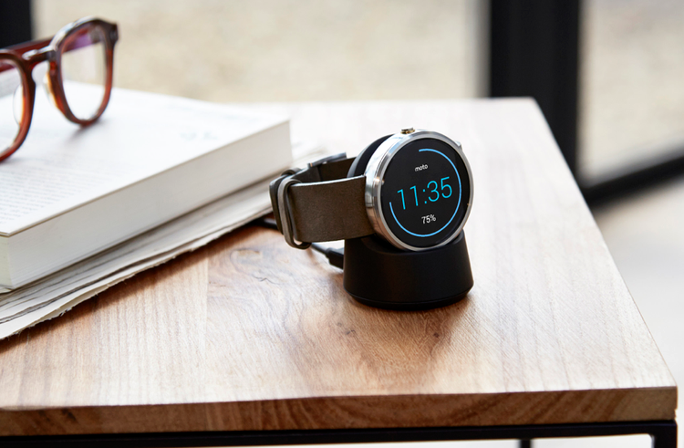 Motorola Moto 360 - adaptorul pentru încărcare wireless