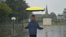 VIDEO | Flying Umbrella 2.0: Umbrela zburătoare care urmărește singură utilizatorul, inventată