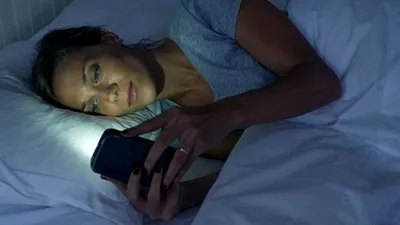 Doi medici avertizează: Folosirea smartphone-ului în întuneric poate provoca orbire parţială