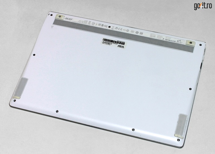 Acer Aspire S7 (393): partea inferioară este fabricată din plastic