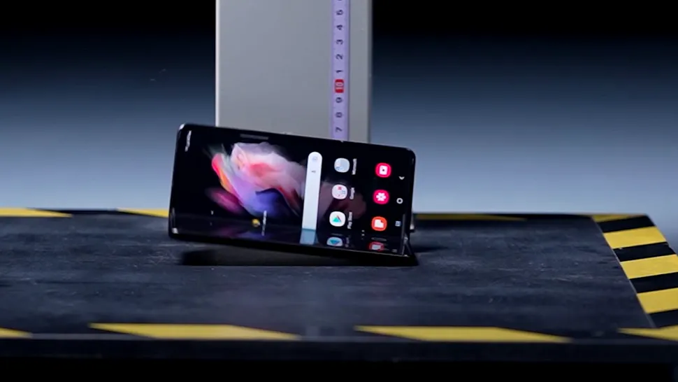 Cât de rezistent este Galaxy Z Fold3, dacă îl scapi pe jos (VIDEO)