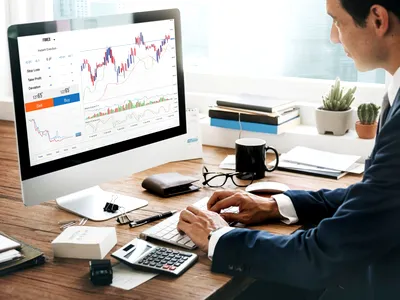 Alphabet depășește rivala Apple la capitalizare bursieră, pentru prima dată din 2019. Pariul pe AI al Google a dat roade