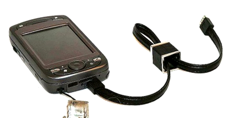 Strap-ul USB conectat la telefon