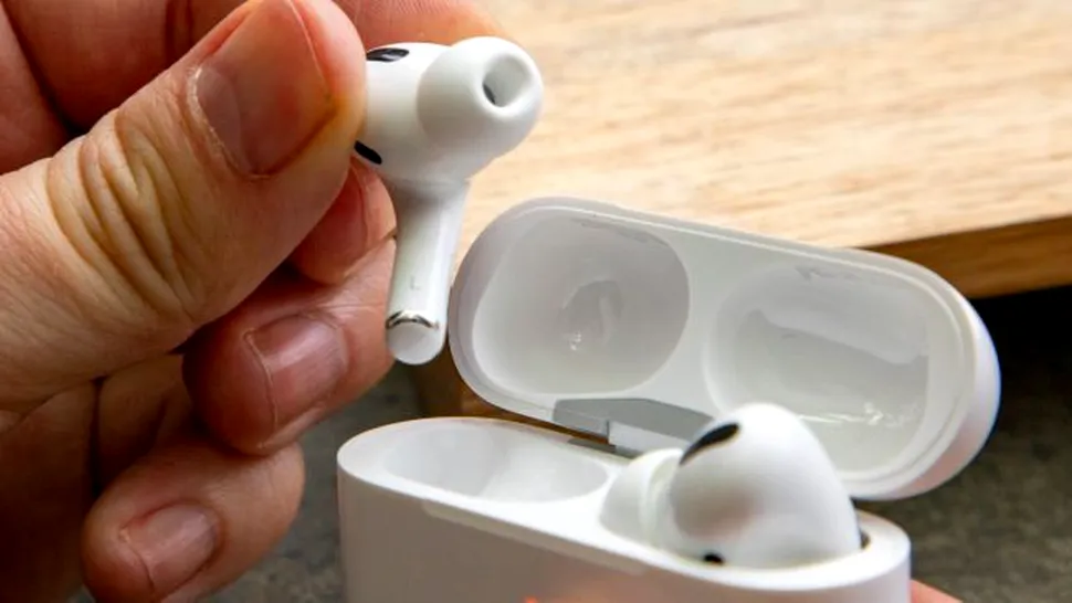 Apple, acuzat că a diminuat performanţele căştilor Airpods Pro cu ajutorul unei actualizări automate de firmware