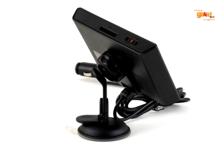 Mio Moov 360 şi suportul pentru maşină