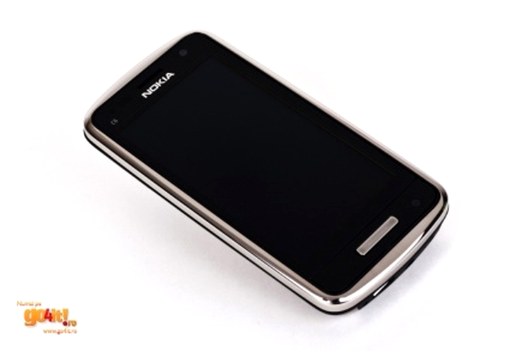 Nokia C6-01 - ecranul AMOLED ClearBlack, apărat de Gorilla Glass