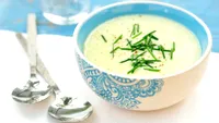 Rețetă supă cremoasă de fasole albă și usturoi. Ai nevoie de doar 5 ingrediente și e ideală pentru sezonul rece