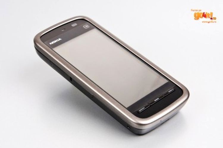 Nokia 5230 - multe dotări la un preţ foarte atractiv