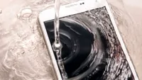 Trucul simplu care îți poate salva telefonul scăpat în apă. Ai nevoie de un singur ingredient din bucătărie