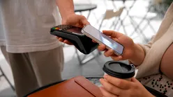 Tranzacții instant prin apropierea telefonului: CEC Bank lansează transferurile RoPay prin NFC