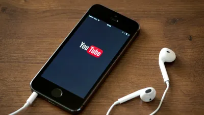 Pentru că utilizatorii se încăpăţânează să vizioneze clipuri ţinând telefonul în poziţie verticală, YouTube va afişa reclame verticale