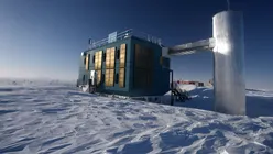Fizicianul belgian Francis Halzen câștigă Premiul Nobel pentru fizică în 2026, după ce a transformat gheața din Antarctica într-un telescop