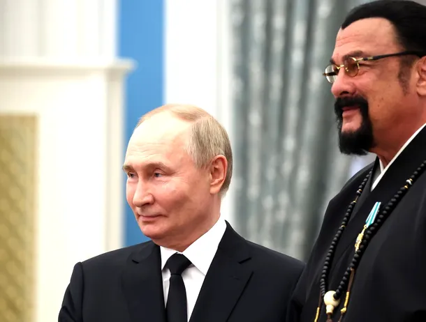 Steven Seagal, pe lista primitorilor de arme trofeu din Ucraina. Cum ajungeau la el?