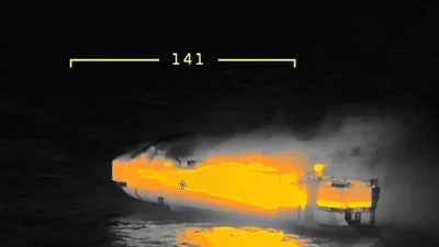 O mașină electrică a luat foc într-o navă cargo: 3000 alte mașini distruse și cel puțin un deces