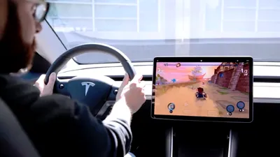 Primul joc cu maşini în care poţi conduce de la volanul unui vehicul real, disponibil gratuit pe maşinile Tesla
