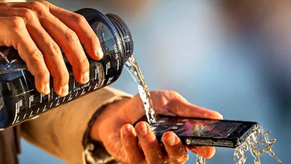 Smartphone răcit cu apă - doar în Japonia şi doar pentru doamne